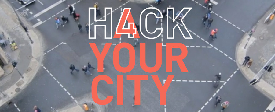 Der Schriftzug Hack your City über der Vogelperspektive einer Straßenkreuzung.